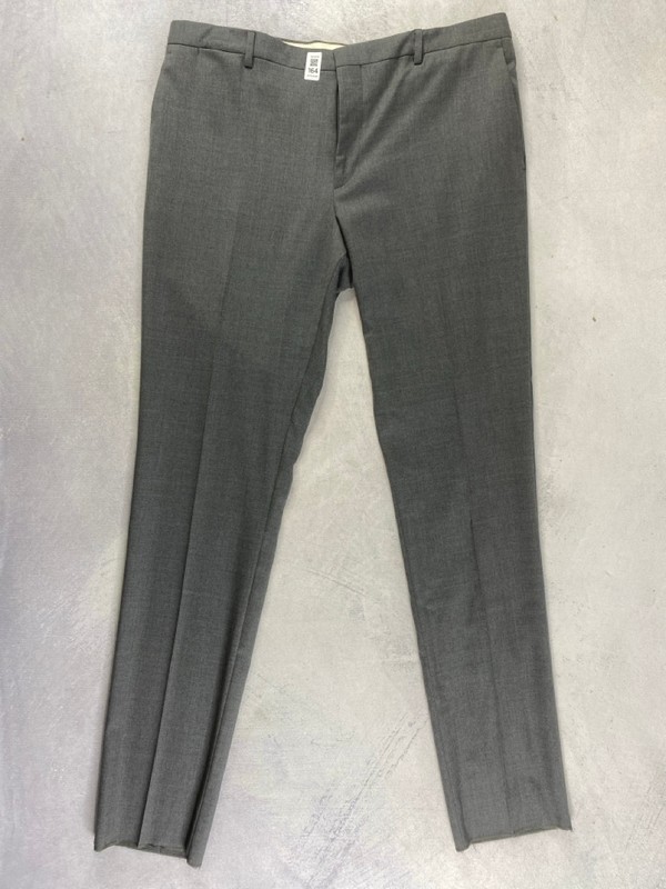 Lot 164  
            Nottingham Prem - Delivery Only 

                
PAUL SMITH MENS TROUSER. SIZE 44 MADE FROM 100% WOOL