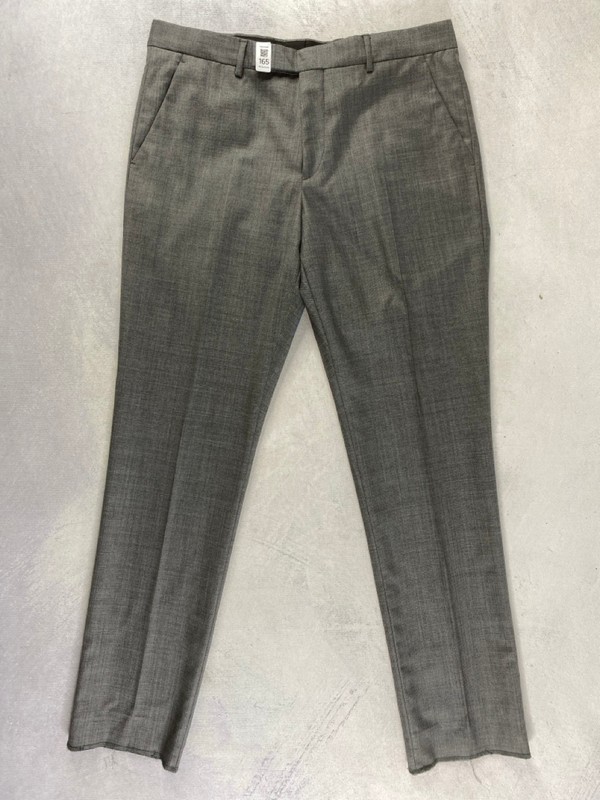 Lot 165  
            Nottingham Prem - Delivery Only 

                
PAUL SMITH MENS TROUSER. SIZE 40