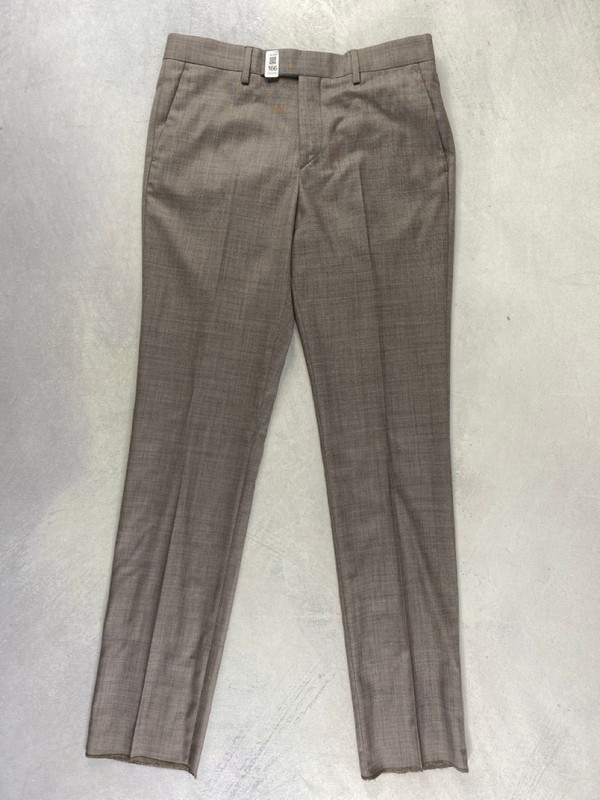 Lot 166  
            Nottingham Prem - Delivery Only 

                
PAUL SMITH MENS TROUSER. SIZE 38/32 MADE FROM 100% WOOL