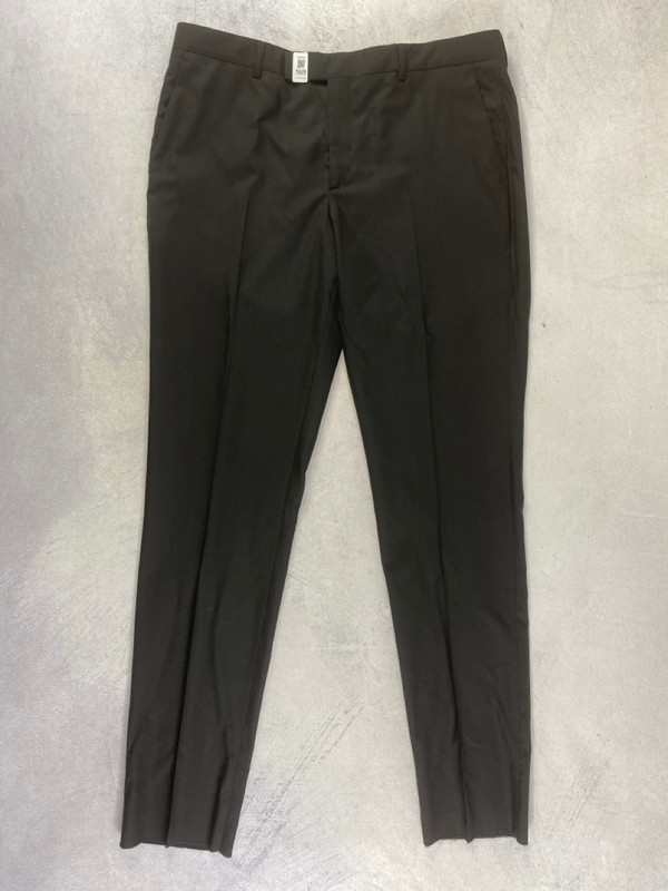 Lot 169  
            Nottingham Prem - Delivery Only 

                
PAUL SMITH MENS TROUSER. SIZE R42 MADE FROM 100% WOOL