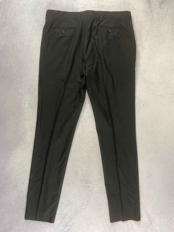 Lot 169  
            Nottingham Prem - Delivery Only 

                
PAUL SMITH MENS TROUSER. SIZE R42 MADE FROM 100% WOOL