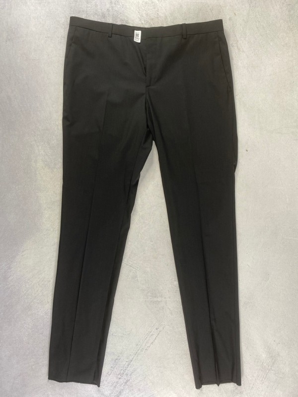 Lot 170  
            Nottingham Prem - Delivery Only 

                
PAUL SMITH MENS TROUSER. SIZE R42