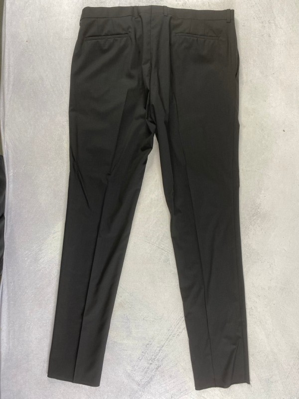 Lot 170  
            Nottingham Prem - Delivery Only 

                
PAUL SMITH MENS TROUSER. SIZE R42
