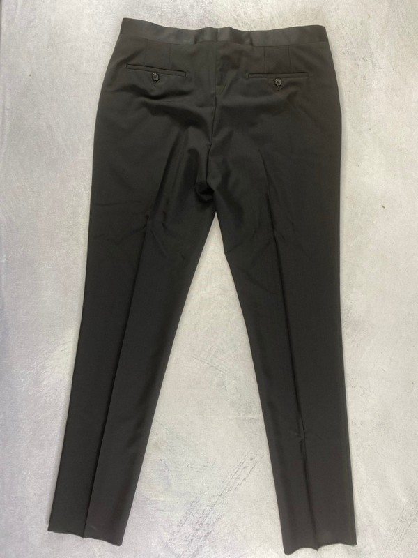 Lot 172  
            Nottingham Prem - Delivery Only 

                
PAUL SMITH MENS TROUSER. SIZE 42