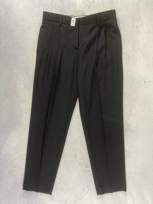Lot 173  
            Nottingham Prem - Delivery Only 

                
PAUL SMITH MENS TROUSER. SIZE 40