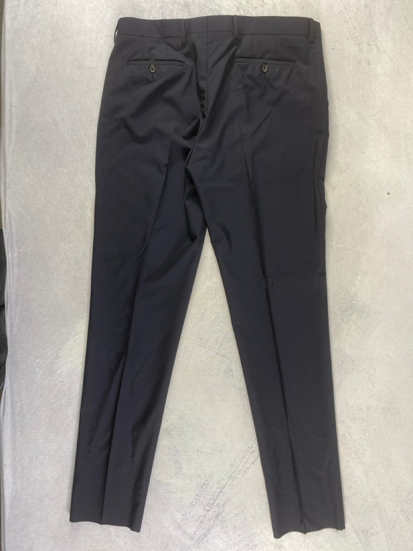 Lot 183  
            Nottingham Prem - Delivery Only 

                
PAUL SMITH MENS TROUSER. SIZE R42