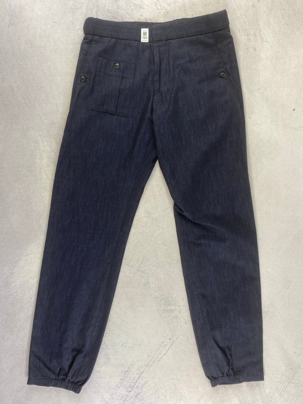 Lot 190  
            Nottingham Prem - Delivery Only 

                
PAUL SMITH MENS TROUSER. SIZE 30