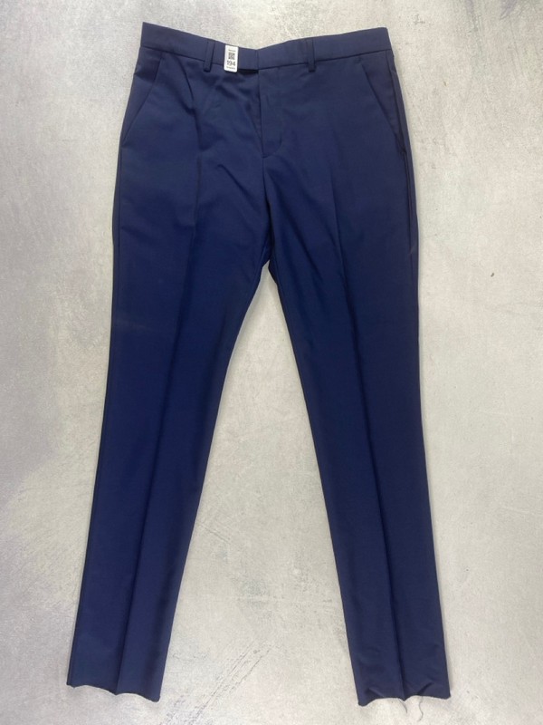 Lot 194  
            Nottingham Prem - Delivery Only 

                
PAUL SMITH MENS TROUSER. SIZE 40
