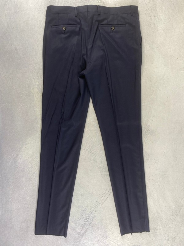 Lot 197  
            Nottingham Prem - Delivery Only 

                
PAUL SMITH MENS TROUSER. SIZE S42 MADE FROM 100% WOOL - Image 2