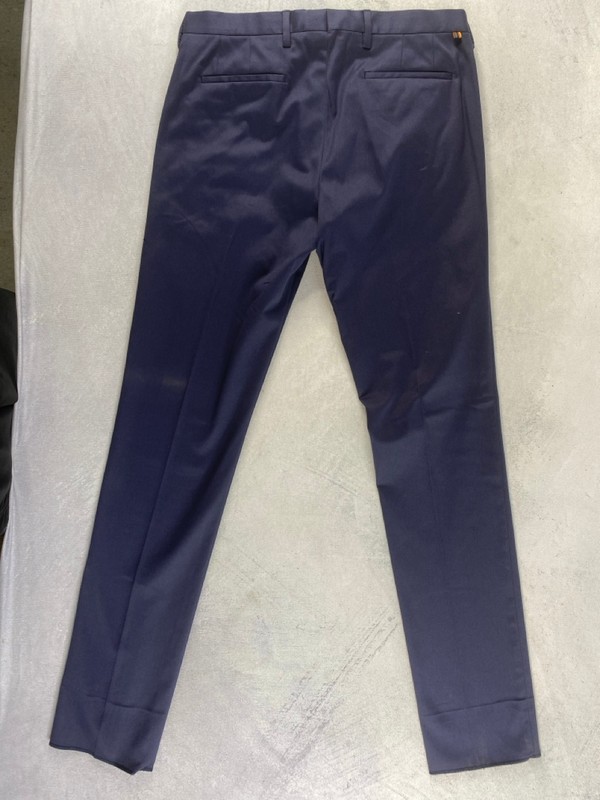 Lot 199  
            Nottingham Prem - Delivery Only 

                
PAUL SMITH MENS TROUSER. SIZE 32