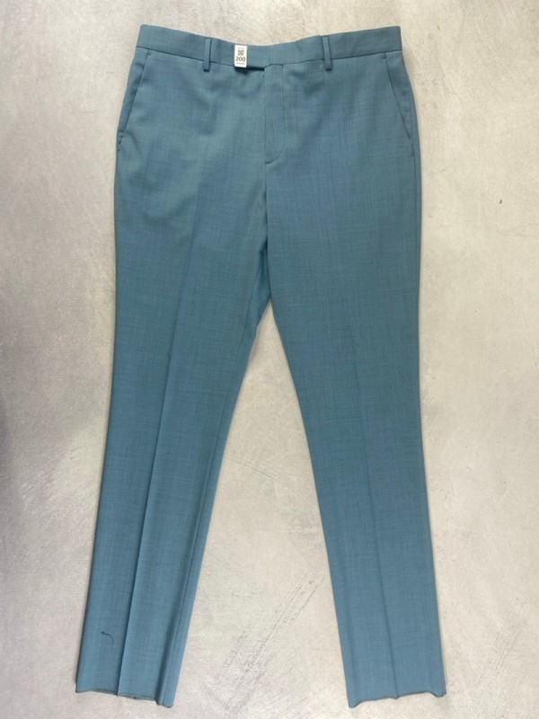 Lot 200  
            Nottingham Prem - Delivery Only 

                
PAUL SMITH MENS TROUSER. SIZE 37
