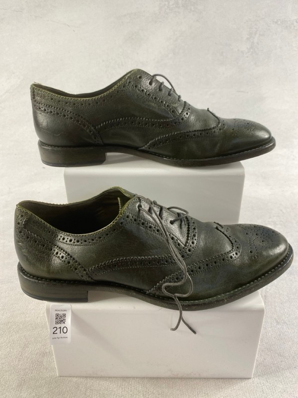 Lot 210  
            Nottingham Prem - Delivery Only 

                
PAUL SMITH MENS SHOES SIZE 8