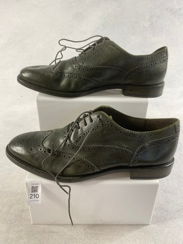 Lot 210  
            Nottingham Prem - Delivery Only 

                
PAUL SMITH MENS SHOES SIZE 8