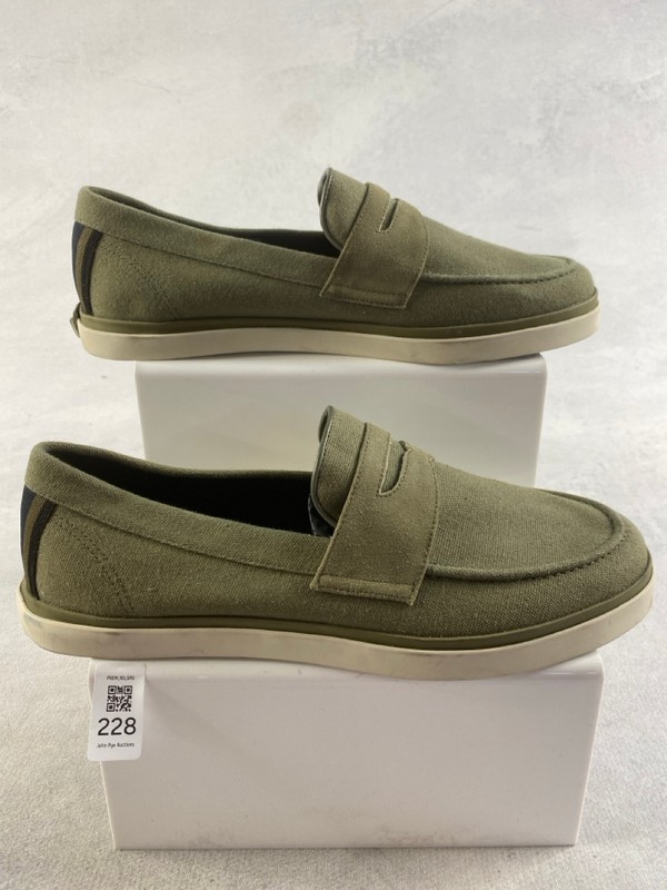 Lot 228  
            Nottingham Prem - Delivery Only 

                
PAUL SMITH MENS SHOES SIZE 8