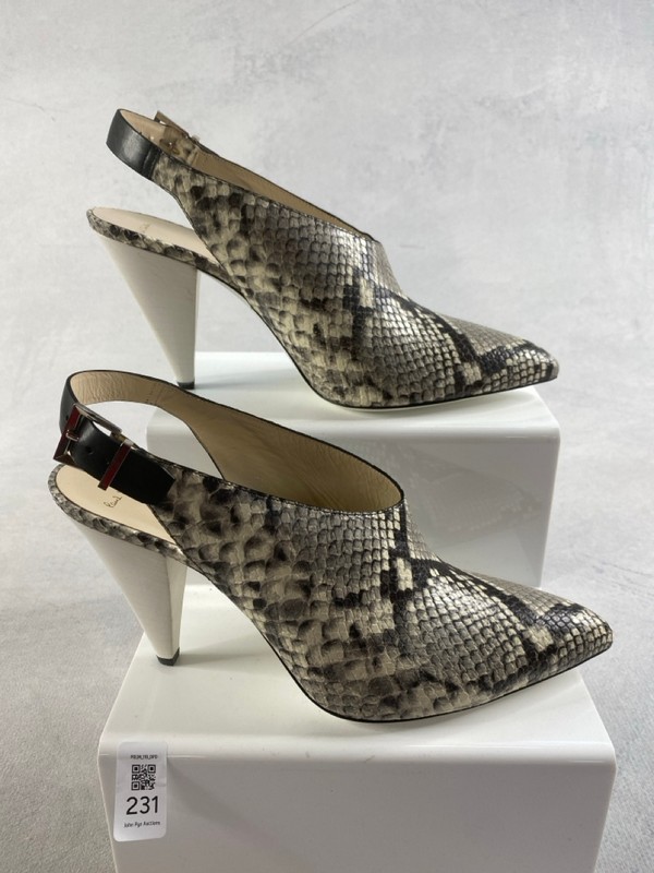 Lot 231  
            Nottingham Prem - Delivery Only 

                
PAUL SMITH WOMENS SHOES SIZE 41