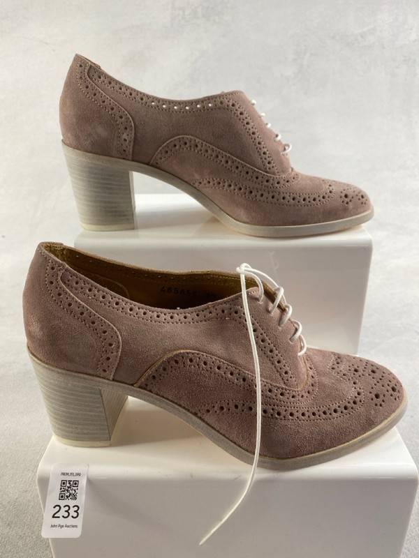 Lot 233  
            Nottingham Prem - Delivery Only 

                
PAUL SMITH MENS SHOES SIZE 37