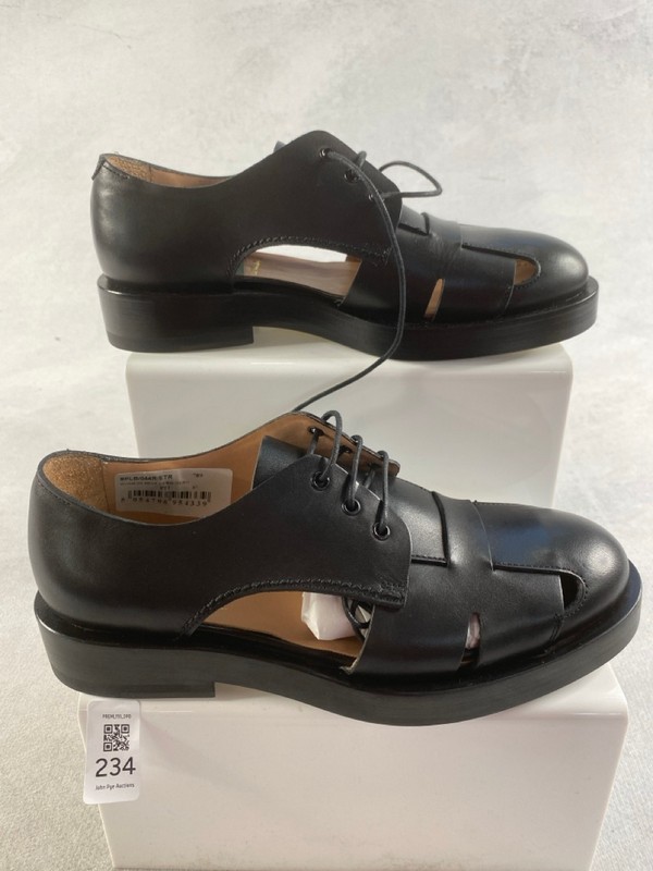 Lot 234  
            Nottingham Prem - Delivery Only 

                
PAUL SMITH MENS SHOES SIZE 37