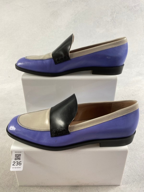 Lot 236  
            Nottingham Prem - Delivery Only 

                
PAUL SMITH MENS SHOES SIZE 37 1/2