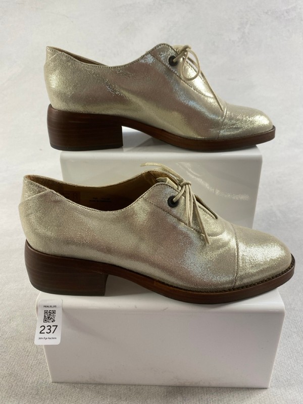 Lot 237  
            Nottingham Prem - Delivery Only 

                
PAUL SMITH MENS SHOES SIZE 37