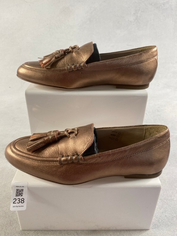 Lot 238  
            Nottingham Prem - Delivery Only 

                
PAUL SMITH MENS SHOES SIZE 37 - Image 2