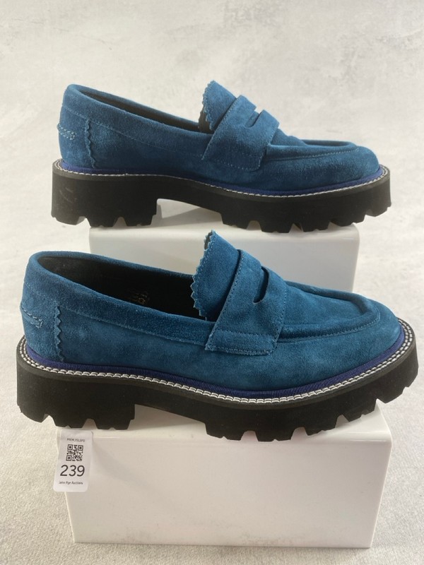 Lot 239  
            Nottingham Prem - Delivery Only 

                
PAUL SMITH MENS SHOES SIZE 39