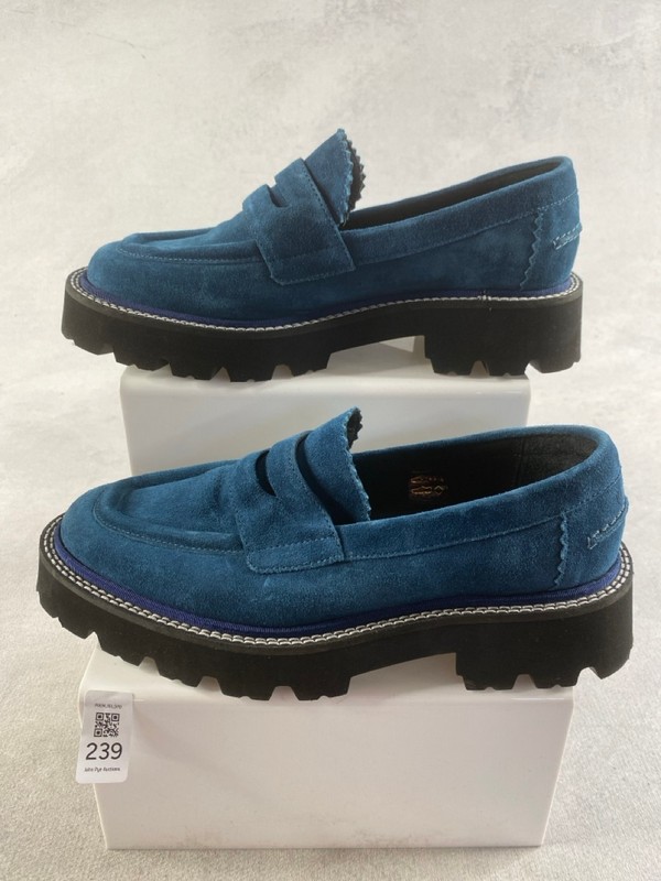 Lot 239  
            Nottingham Prem - Delivery Only 

                
PAUL SMITH MENS SHOES SIZE 39 - Image 2