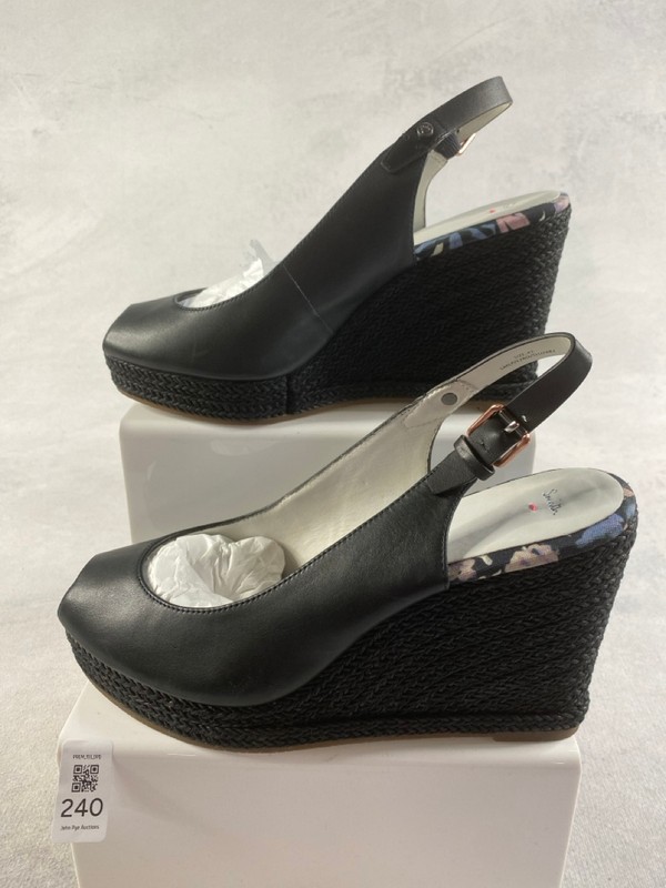 Lot 240  
            Nottingham Prem - Delivery Only 

                
PAUL SMITH MENS SHOES SIZE 37 - Image 2