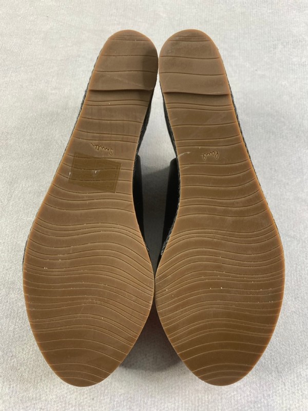 Lot 240  
            Nottingham Prem - Delivery Only 

                
PAUL SMITH MENS SHOES SIZE 37 - Image 4