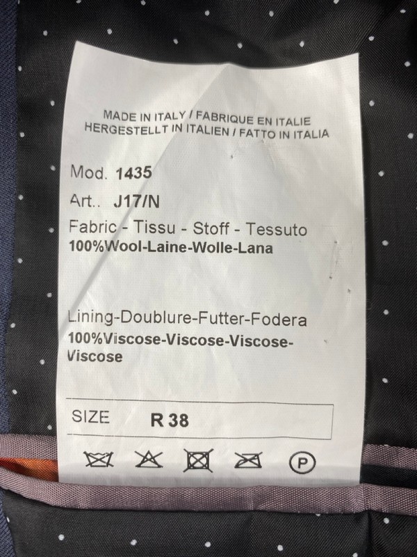 Lot 30  
            Nottingham Prem - Delivery Only 

                
PAUL SMITH MENS BUTTON JACKET.SIZE R38 MADE FROM 100% WOOL