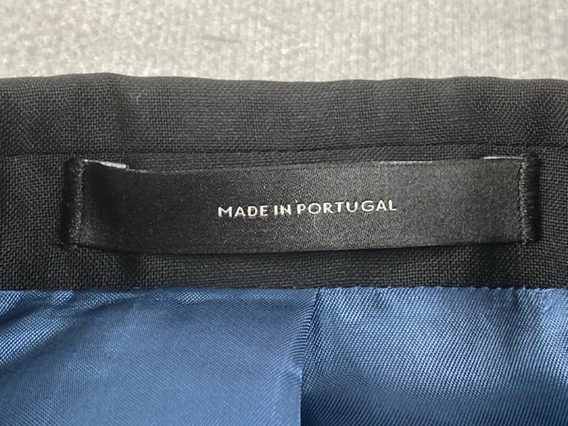 Lot 75  
            Nottingham Prem - Delivery Only 

                
PAUL SMITH MENS BUTTON JACKET.SIZE 40R/50 - Image 3