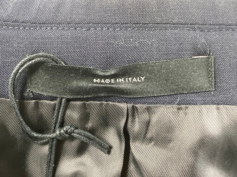 Lot 95  
            Nottingham Prem - Delivery Only 

                
PAUL SMITH MENS BUTTON JACKET.SIZE 36/46 - Image 3