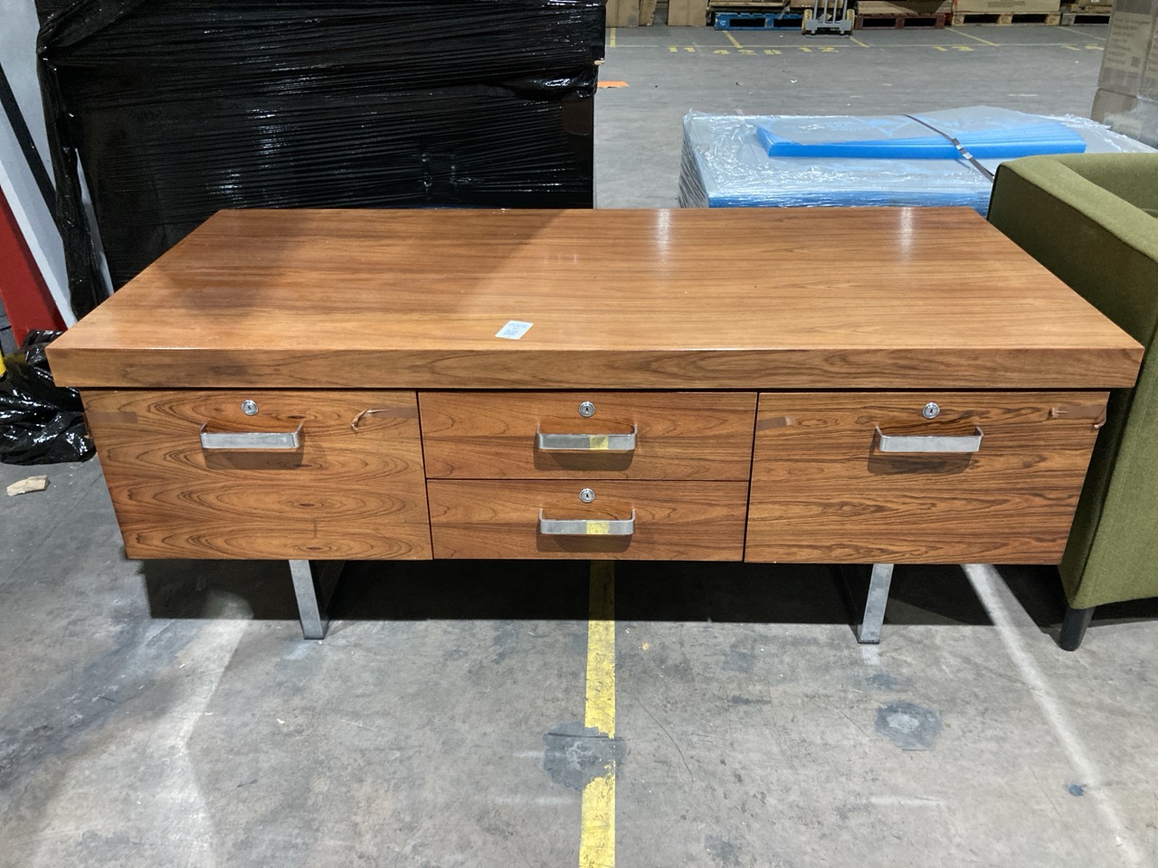 Lot 12  
            Birmingham - Collection Only 

                
TEAK EFFECT UNIT WITH DRAWERS