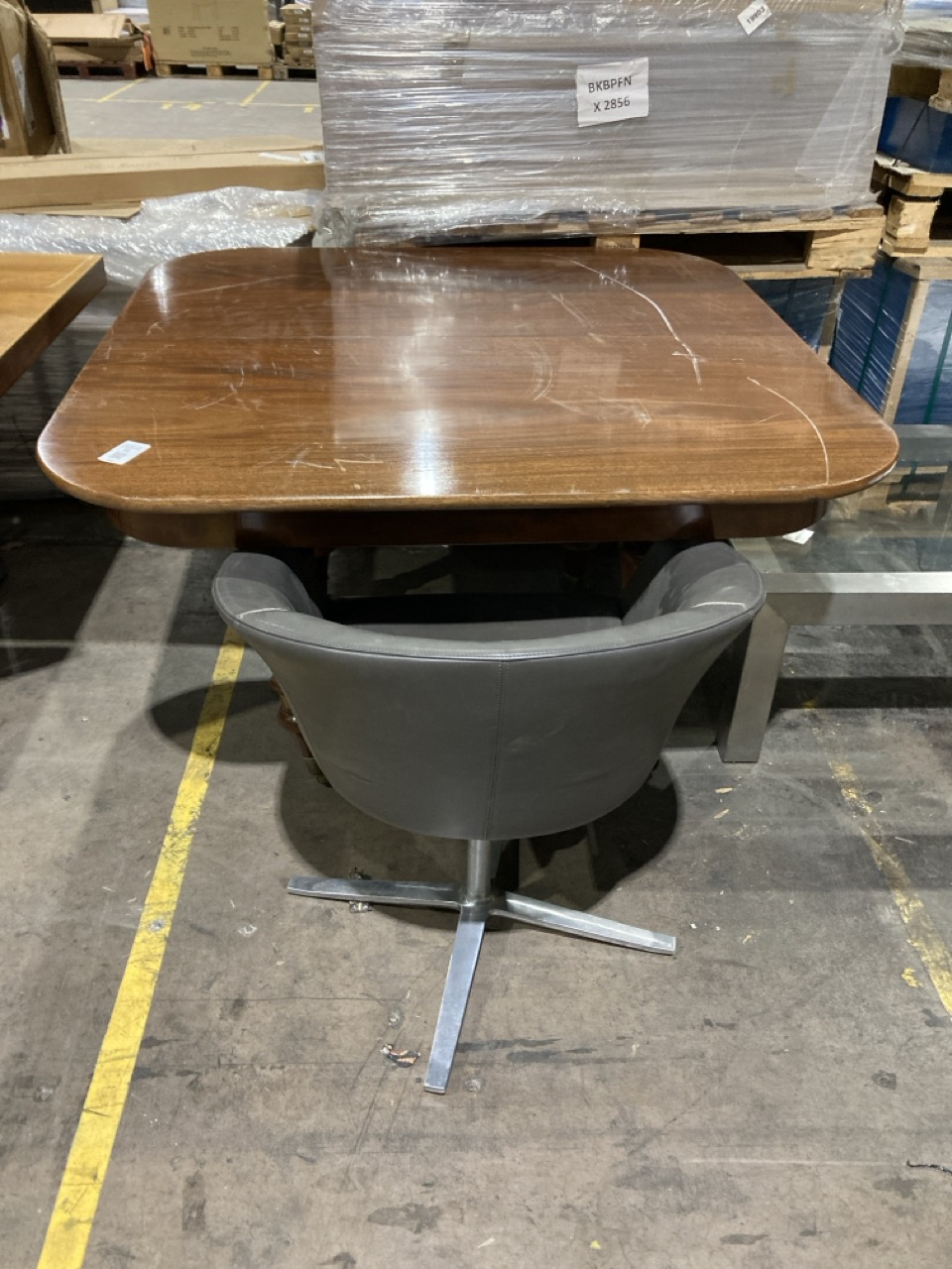 Lot 16  
            Birmingham - Collection Only 

                
DINING TABLE ON CASTORS