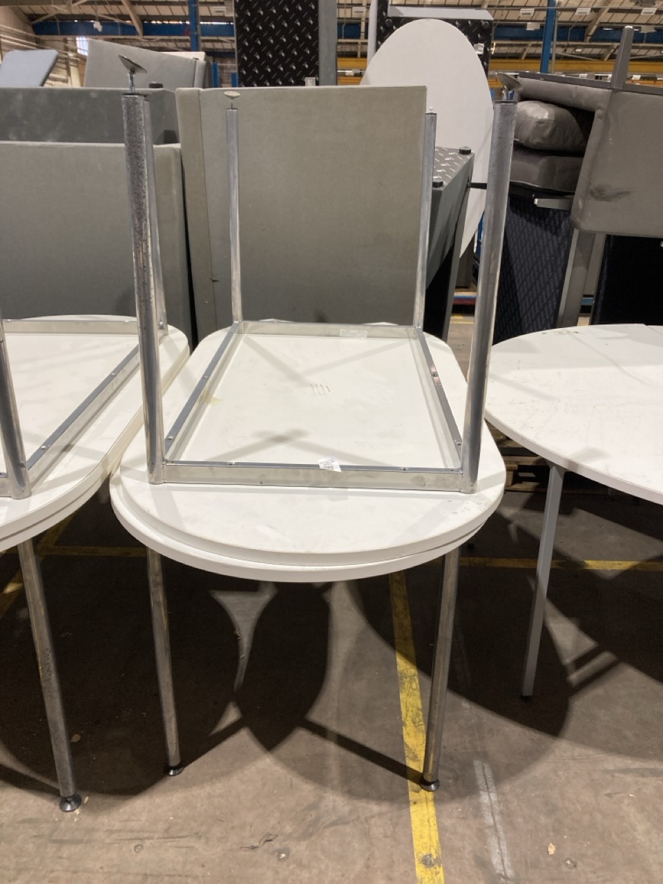 Lot 205  
            Birmingham - Collection Only 

                
2 X WHITE GENESYS DOC TABLES