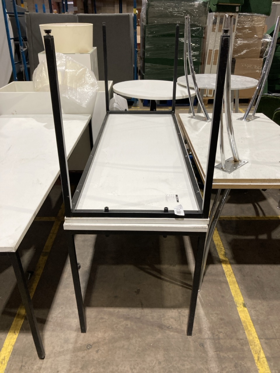Lot 208  
            Birmingham - Collection Only 

                
2 X WHITE RECTANGULAR TABLES