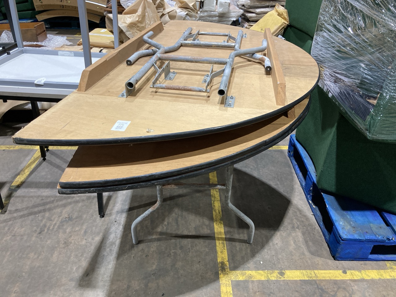 Lot 226  
            Birmingham - Collection Only 

                
3 X FOLDABLE OVAL TABLES