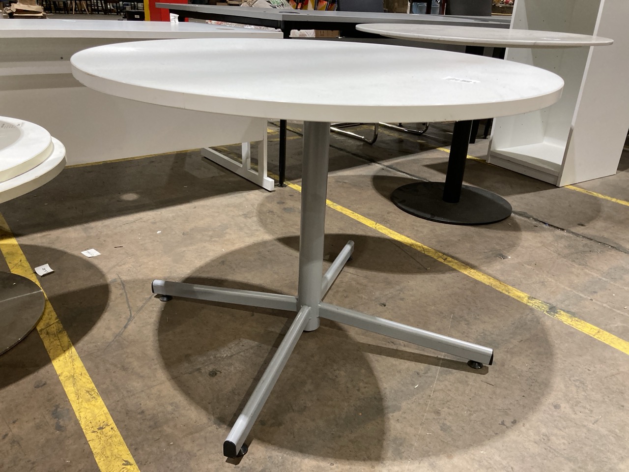 Lot 230  
            Birmingham - Collection Only 

                
WHITE ROUND TABLE