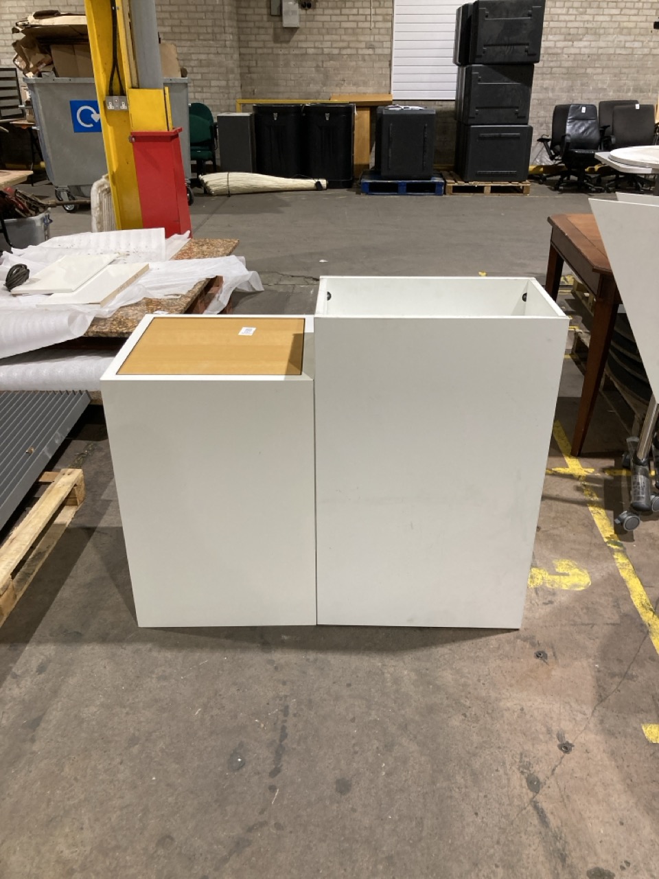 Lot 249  
            Birmingham - Collection Only 

                
2 X WHITE PEDESTAL STANDS