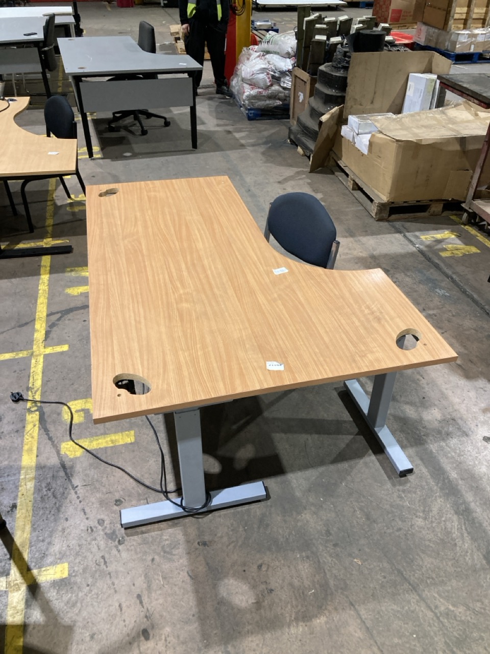 Lot 259  
            Birmingham - Collection Only 

                
BROWN OFFICE DESK WITH CHAIR