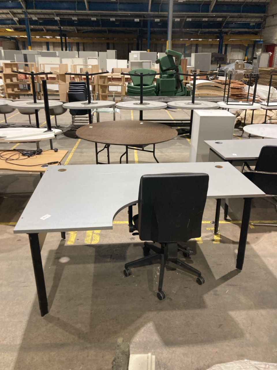 Lot 261  
            Birmingham - Collection Only 

                
GREY OFFICE DESK WITH CHAIR