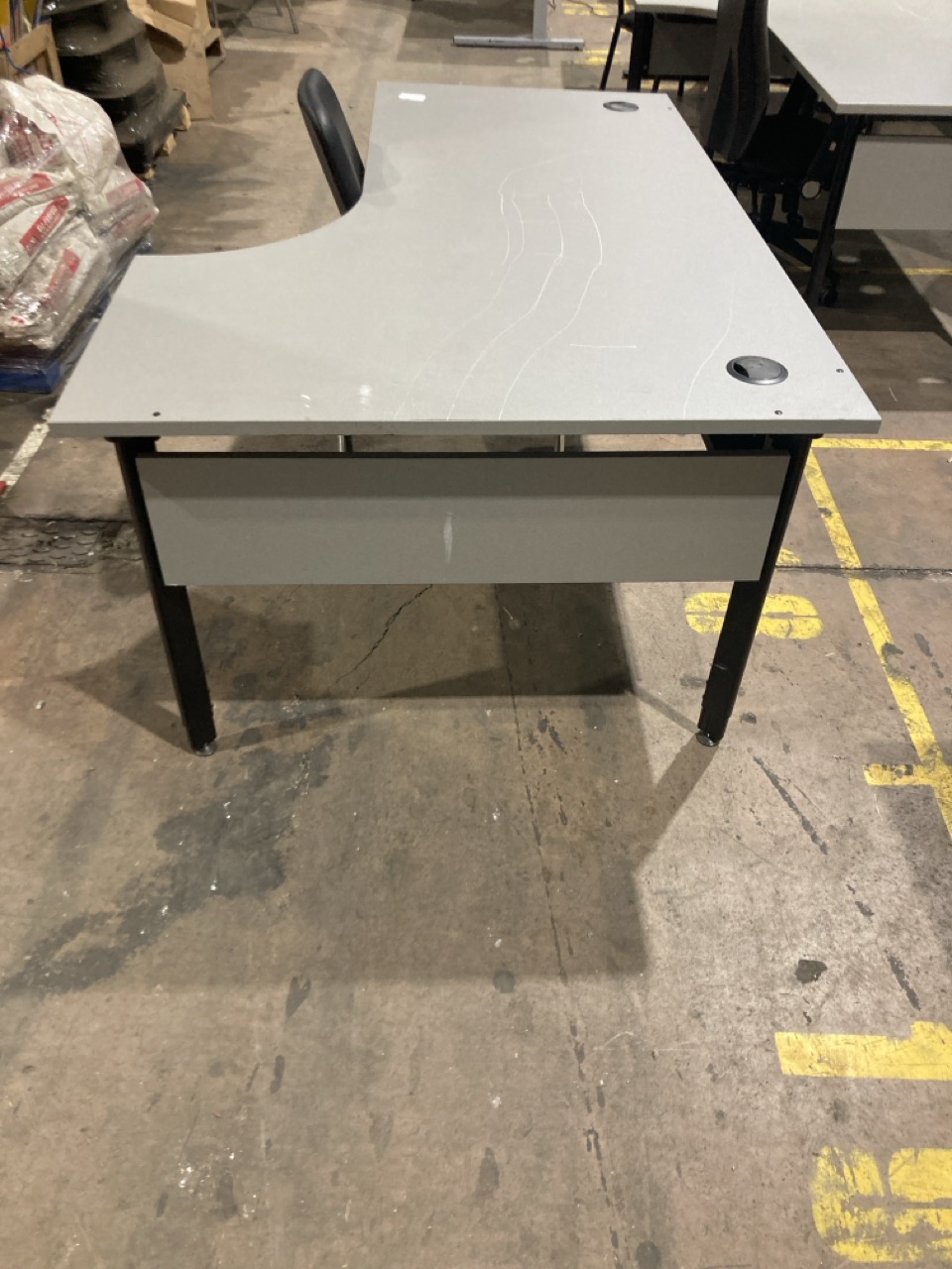 Lot 262  
            Birmingham - Collection Only 

                
GREY OFFICE DESK WITH CHAIR