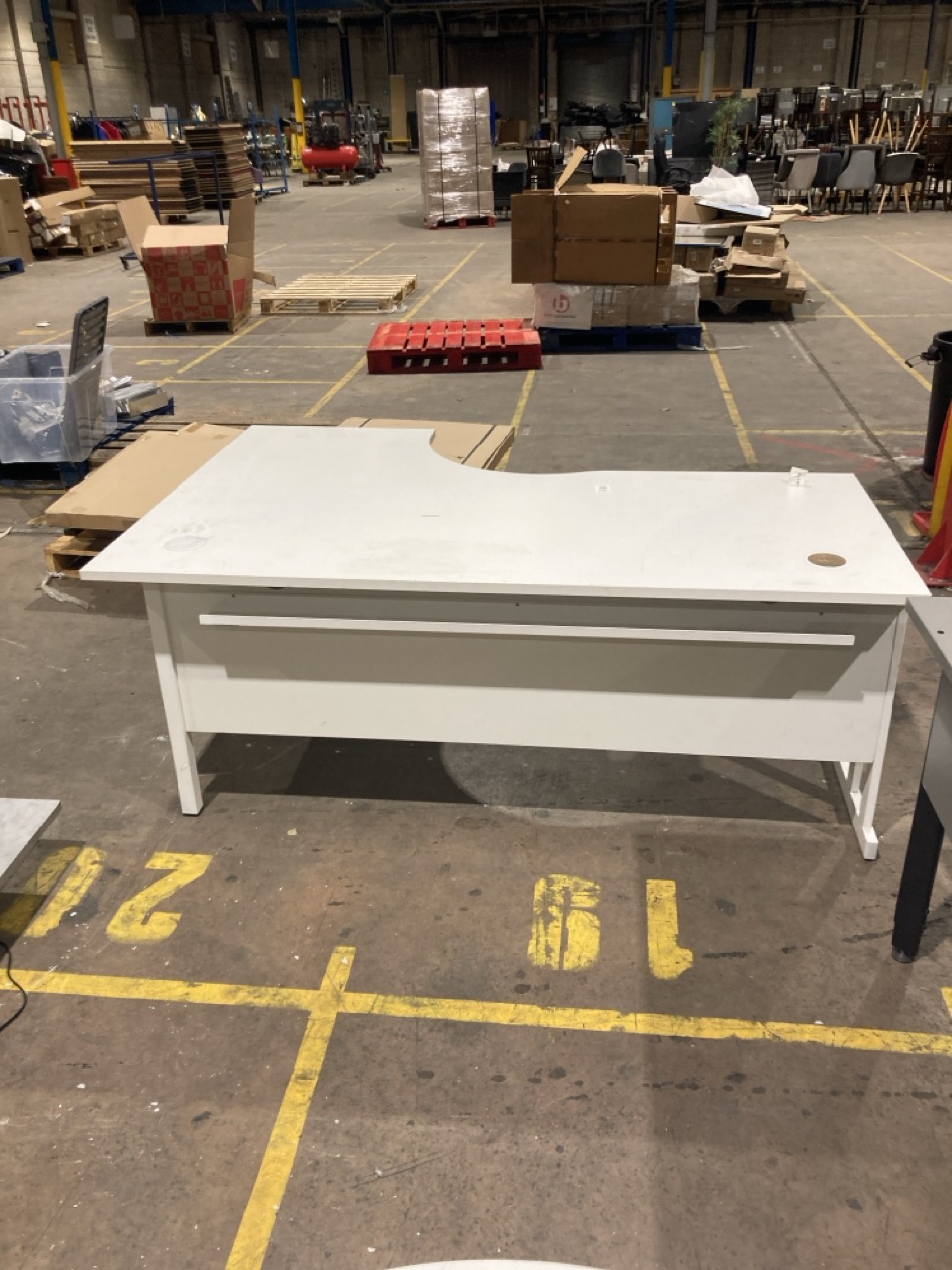 Lot 263  
            Birmingham - Collection Only 

                
WHITE OFFICE DESK