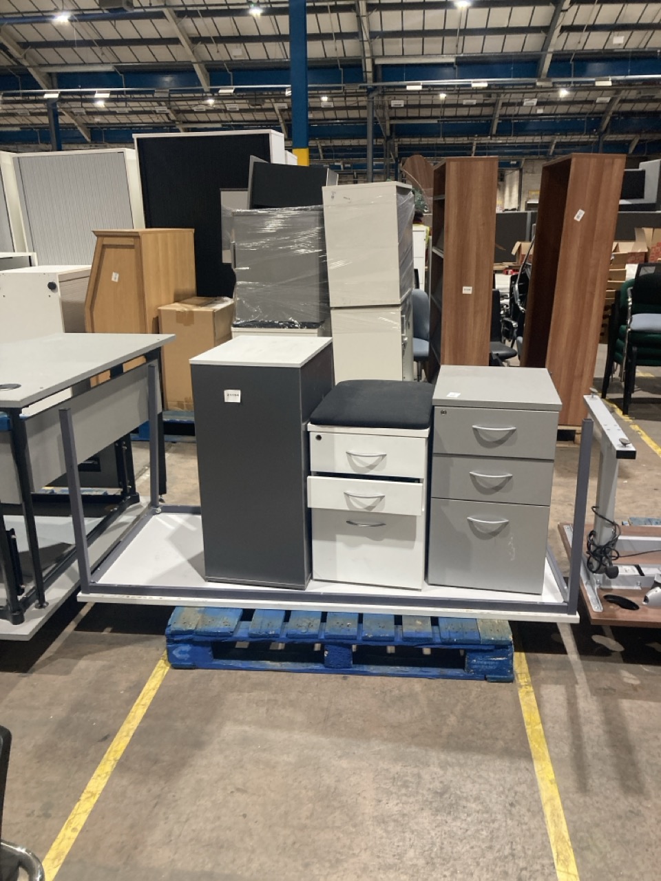 Lot 54  
            Birmingham - Collection Only 

                
ASSORTMENT OF OFFICE FURNITURE