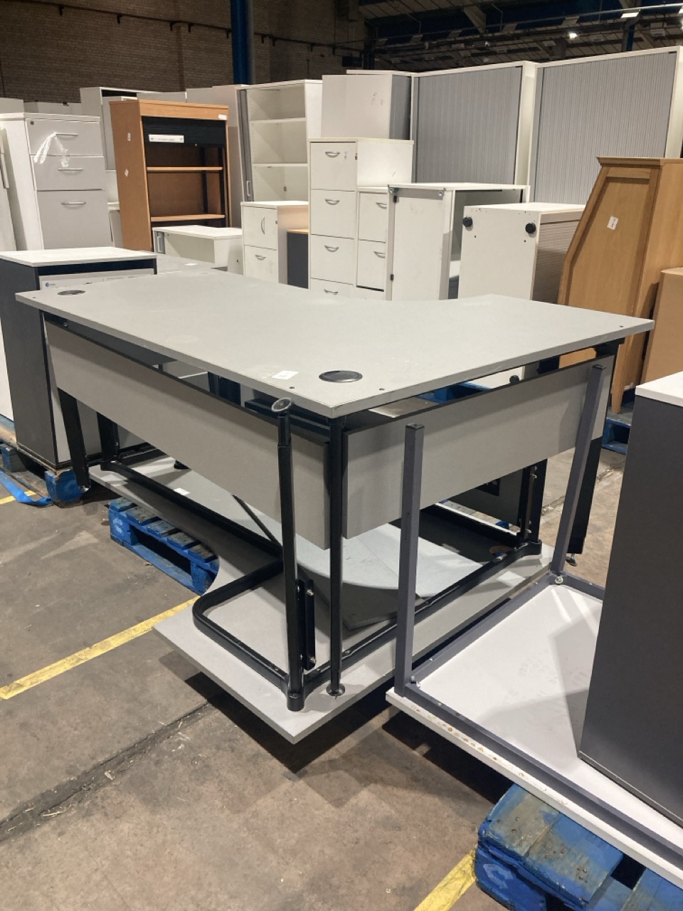 Lot 55  
            Birmingham - Collection Only 

                
2 X BASIC OFFICE DESK IN GREY