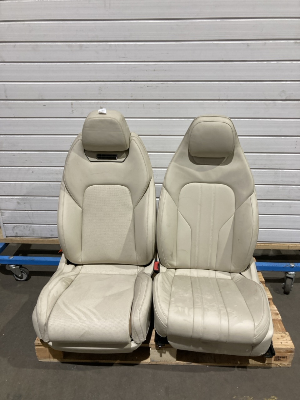 Lot 5  
            Birmingham - Collection Only 

                
BENTLEY EX DISPLAY CAR SEAT IN CREAM X 2
