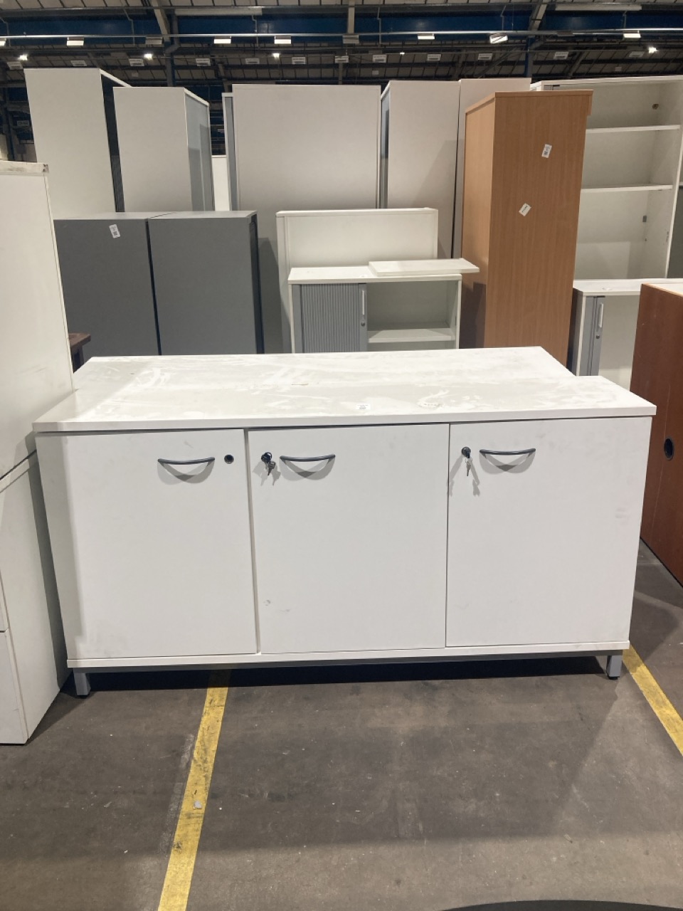 Lot 60  
            Birmingham - Collection Only 

                
2 X WHITE CREDENZA SIDEBOARD STROAGE UNIT