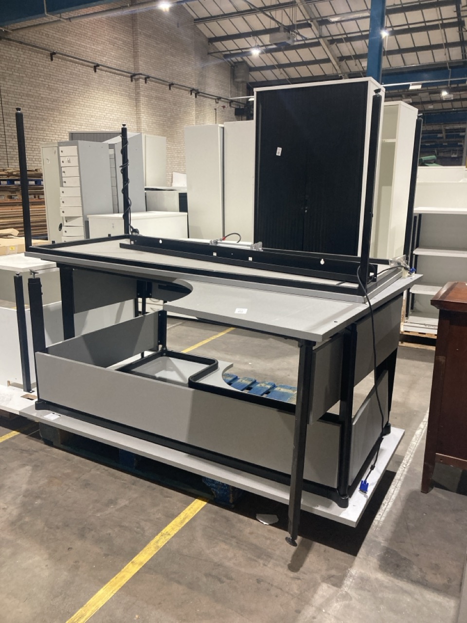 Lot 63  
            Birmingham - Collection Only 

                
ASSORTMENT OF L-SHAPED COMPUTER DESK