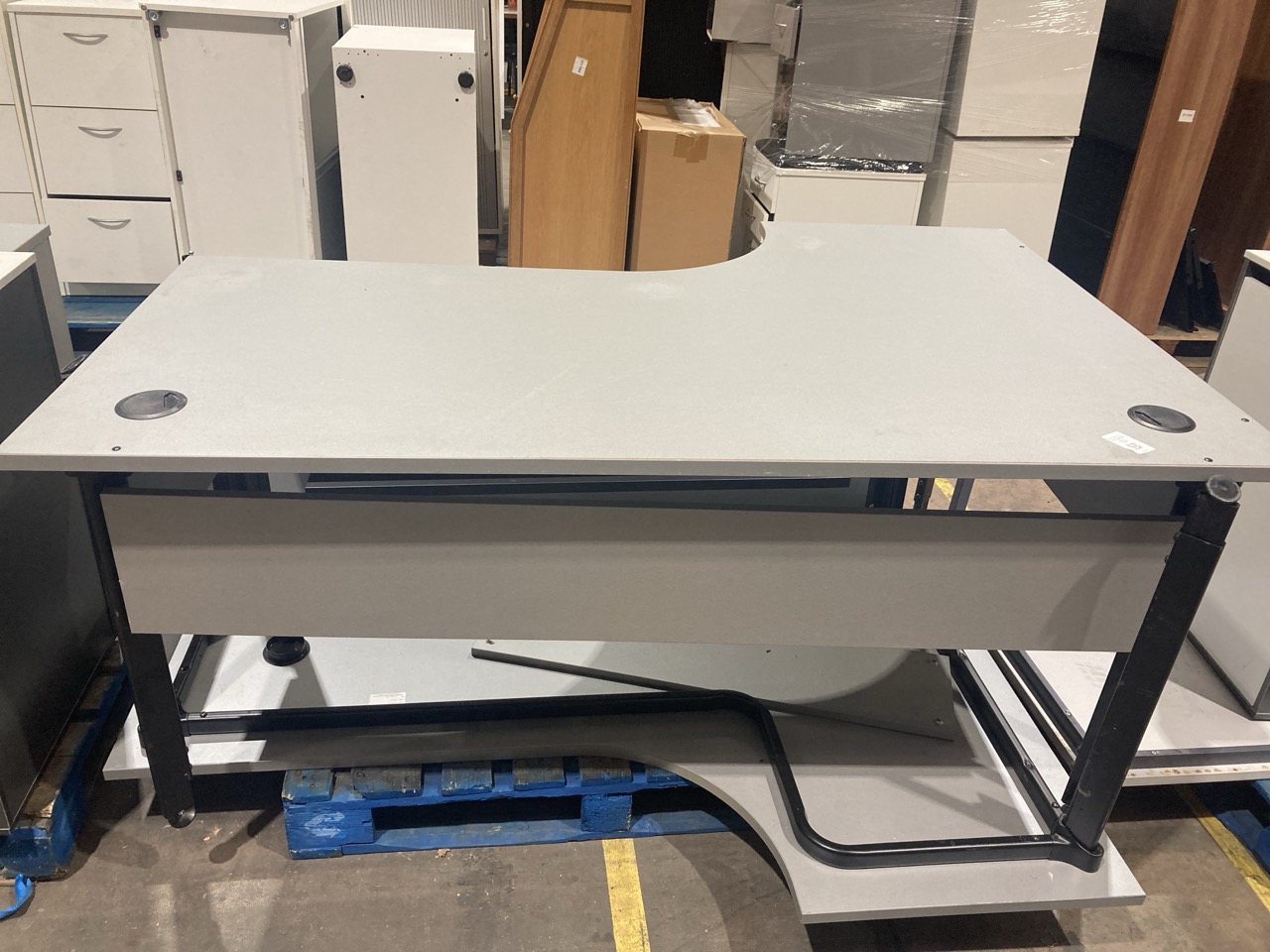 Lot 65  
            Birmingham - Collection Only 

                
ASSORTMENT OF L-SHAPED COMPUTER DESK