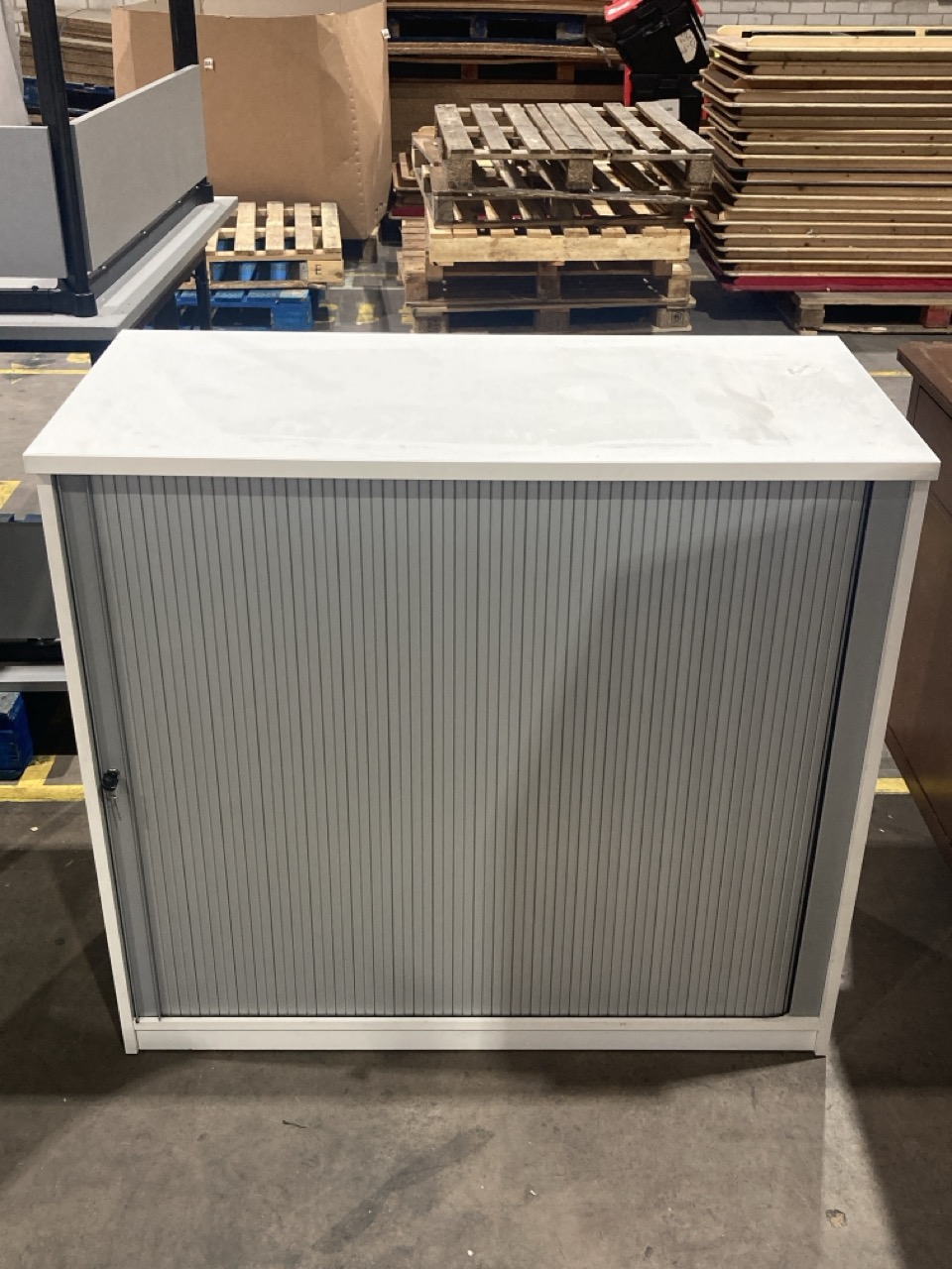 Lot 70  
            Birmingham - Collection Only 

                
WHITE TAMBOUR WITH SIGULAR SLIVER DOOR