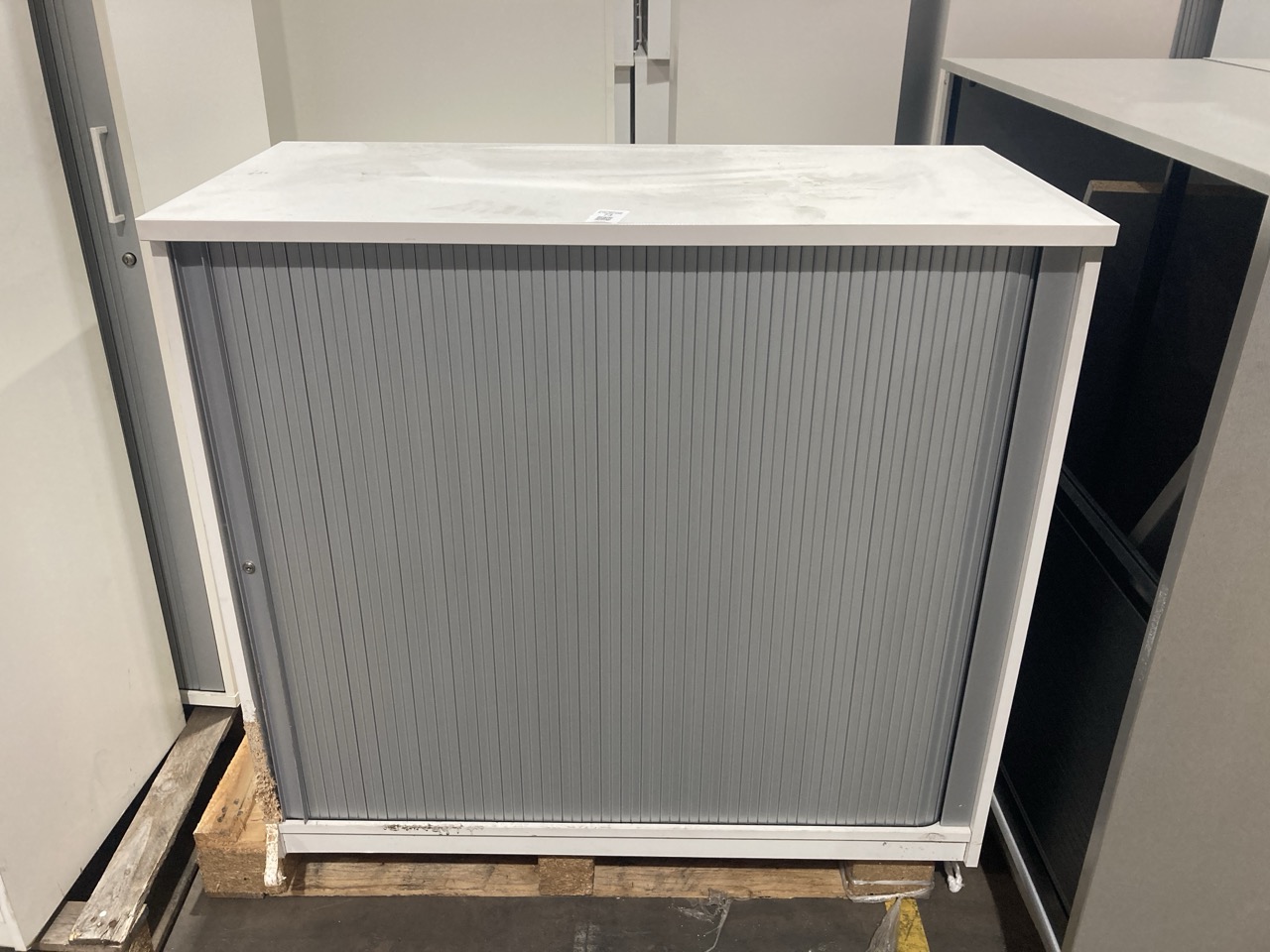 Lot 73  
            Birmingham - Collection Only 

                
WHITE TAMBOUR WITH SIGULAR SLIVER DOOR